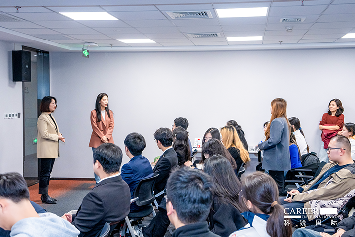 知名人力资源服务商美狮贵宾会国际的相关资深顾问与企业高级负责人在参访末尾回答现场关于人力资源产业的问题